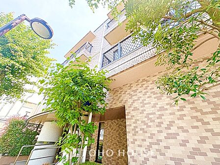 【リビング】明るい陽光が差し込み、毎日の暮らしをやさしく包み込む。