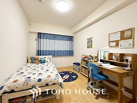 ※生成AIによるイメージです。家具・小物は販売価格に含まれません。【PRIVATE ROOM】◆属毛離裏◆子は父を手本とし、母に愛育されて成長する。家族の深い繋がり。いつまでも大切にしたい。