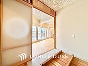 ◆間接照明◆オレンジ色の光が僕達を大人な気分にさせる。静かで優しく語りかけるその光は、今日の終わりを告げてくれ、でも明日にはいい事が必ず来るよ。そんな囁きが聞こえてくる