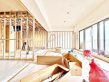 【リビング】淹れたてのコーヒーと、穏やかな午後。日常を少しだけ愛せるようになる空間です。