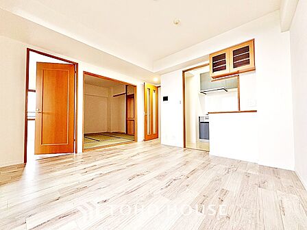 【リビング】柔らかな陽光が静かに床をなぞる。何気ない時間さえ、美しく感じられる場所。