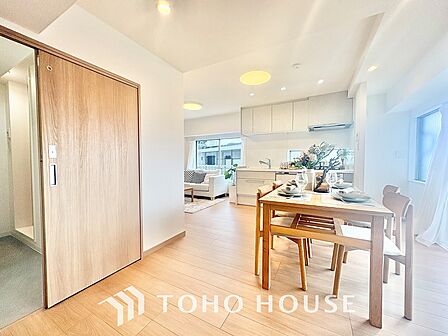 【living】居心地のいい暮らしには欠かせない眩い採光。