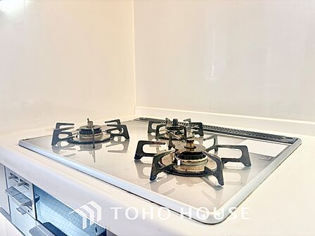 手元の収納から、足元の収納までが全てスライド式で、奥のスペースまで有効に活用できます。奥まで上から見渡せるので、たまにしか使わない調理器具もサッと取出せます。