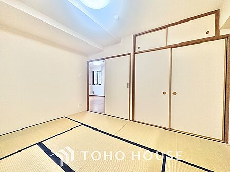 【ROOM】感性を育むプライベートルームはシンプルでスマートな空間。好みの空間で読書をしたり、音楽を聞いたりと一人の時間も充実したものにできます。