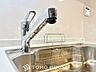キッチン：【KITCHEN】◆開放的◆後片付けが楽なシステムキッチン。収納スペースの充実！
