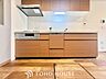 キッチン：【KITCHEN】愛おしい家族との団欒の時間をより一層幸せなものに感じさせる煌びやかなLDK。輝かしい毎日が待っています。