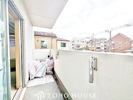 【バルコニー】朝の光も夕暮れの空気も、夜の風もすべてを受け止めてくれる。夜空の下で一人泣きたい時もある。