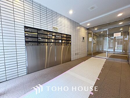 【toilet】トイレットペーパーの使用回数を減らせることです。 シャワートイレを使用すれば、洗浄して汚れを落とすことができるため、トイレットペーパーの使用を最小限にとどめることができます。