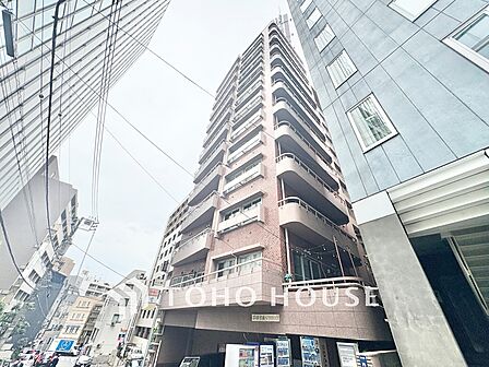 淡いブラウン調のタイル貼りが落ち着いた気品を漂わせる高層マンション。洗練されたデザインが、都会的でスマートなライフスタイルを予感させます。