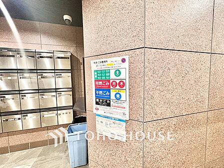 ゴミの分別や収集日についての案内が、見やすい位置に分かりやすく掲示されています。ルールが徹底されているため、マンション全体の美観や清潔感がしっかりと保たれていることが伺えます。
