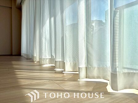 緑と都市が調和する、新しい暮らしの舞台。テラスで、心地よい日常と未来をゆったり育む住まい。