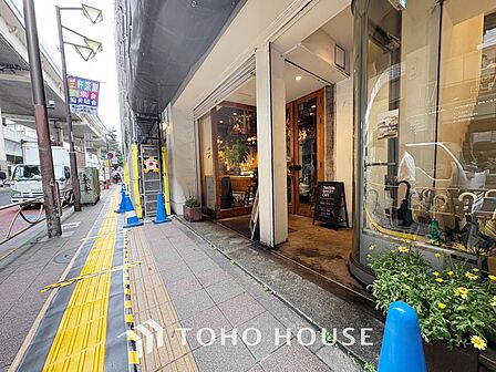 【House of the Sun】太陽の温かな光がお家全体を照らす。そこには目を輝かせ笑顔で見つめてくれる君がいて、「ただいま」の言葉がこだまする。そんな君の瞳に恋している。