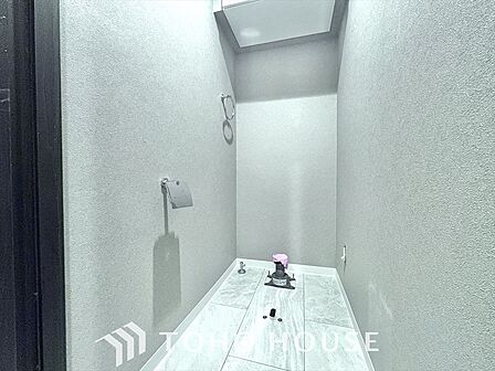 清潔感あるホワイト調のクロスと温もり溢れるモダンカラーの床材が見事に調和した本邸宅は、毎日の生活を少しでも快適に過ごして頂ける様に落ち着いた雰囲気作りから行っています。