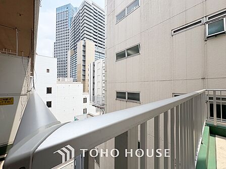 【Blue sky terrace】見上げると、空。時間を忘れ大空を見上げるなんて、いつぶりだろうか。こんなにも広く美しい情景がこの頭上にあったなんて。時間を忘れ、時を知る。