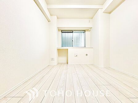 【洋室】冷涼な風、そよぐリビング。だんらんの場所はここから始まり、ここで終わる。家族の笑顔が集う素敵な場所だから、こだわり抜いた思いが詰まっているのだと思う。