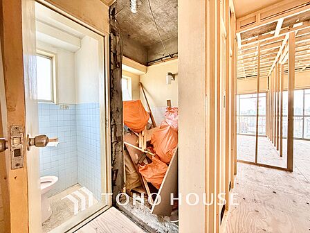◆トイレ◆トイレも全て新品に交換されており、清々しく新生活を始めることができます。白基調の清潔感のある空間に生まれ変わりました。