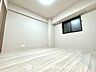 寝室：【Private room】光に包まれるように設計された空間。太陽の光が爽やかな目覚めを誘う。きっと今日も素敵な1日に。