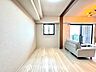 室内：【Ease】家族個々の安らぎの空間。プライベートなBedRoomは暮らす方の感性で造り上げたいもの。誰もが好みで飾れるシンプルな室内に仕上げてあります。