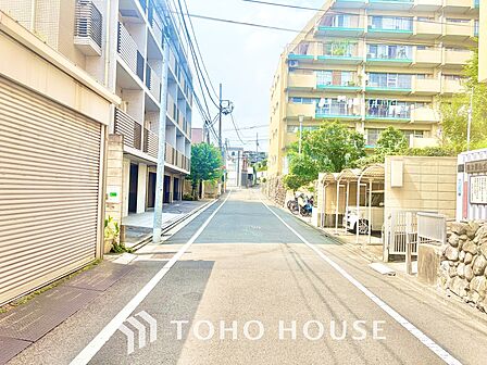ここはみんなが集い、食事と楽しい会話が始まる場所。話に夢中になりすぎて、ついつい時を忘れ、夜半過ぎになってしまう。そんな束の間の幸せを感じさせてくれます。