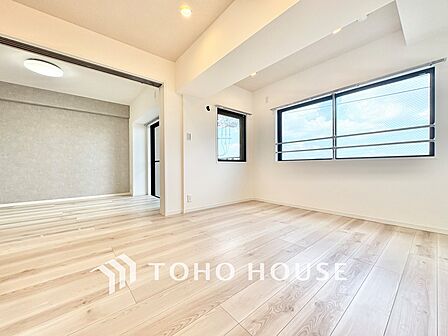 ◆木漏れ日◆の様な採光が優しく足元を照らし、心地いい暮らしの道しるべを写し出す。この空間で過ごす家族との語らいの時間がとても素敵で幸せを感じるかもしれない。