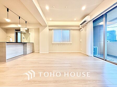 ◆窓を開けると◆冷涼な風、そよぐリビング。だんらんの場所はここから始まり、ここで終わる。家族の笑顔が集う素敵な場所だから、こだわり抜いた思いが詰まっているのだと思う。