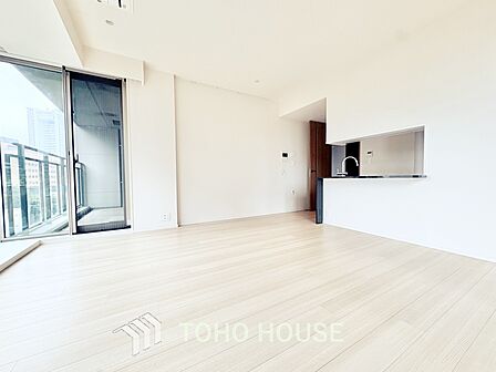 【LIVING】◆眩い◆光が燦々と入り、家族の笑顔を照らす。「いつまでも続いて」と願う夢のような毎日がここにある。