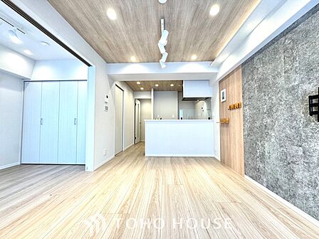 【Decorative lighting】 上質に仕上げられた室内。オフ・ホワイトの壁を背にした観葉植物の葉をそっと置かれたインテリア・ライトが照らし出しています。少しお洒落な暮らしをしてみませんか。