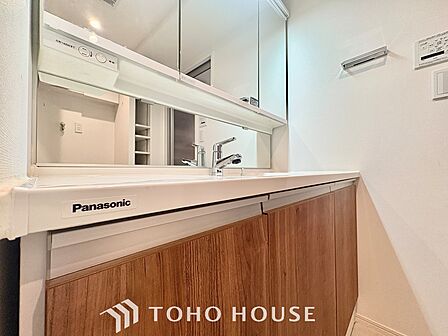 気持ちの良い朝をつくりだし、夕方には笑顔を取り戻させてくれるミラー。パウダールームはいつでも本来の自分を取り戻せる空間。明るく仕上げてあります。