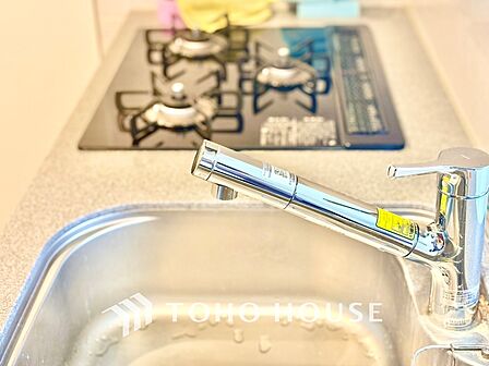 浄水器内蔵・可動式のシャワーヘッド。水はねや大きな洗い物も計算したシンク。システムキッチンは家事をずっと楽にしてくれる。