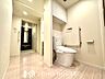 トイレ：【toilet】トイレットペーパーの使用回数を減らせることです。 シャワートイレを使用すれば、洗浄して汚れを落とすことができるため、トイレットペーパーの使用を最小限にとどめることができます。