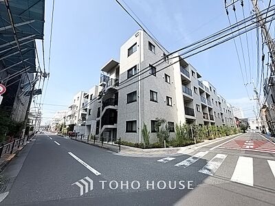 外観：ほんの少しのこだわり。ちょっとした色使いがその家がもつ雰囲気、趣（おもむき）を携え、暮らす家族や訪ねてくる友人・知人に新鮮な香りを運んできます。