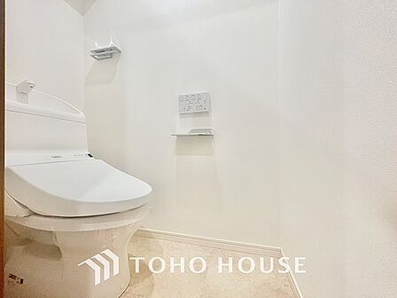 【RESTROOM】ホワイト調のクロスと温もり溢れるモダンカラーの床材が見事に調和した本邸宅は、毎日の生活を少しでも快適に過ごして頂ける様に落ち着いた雰囲気作りから行っています。