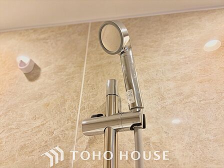 大きく開け放たれた壮大な景色。都内にいることを忘れさせてくれる自然豊かな分譲地。風がそよぎ、青空が歌い、太陽が微笑んでくれる幸せな住まい。