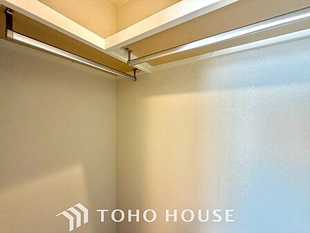 喧噪から離れ広々した寝室でゆったりと過ごす。そんな寛いだ休日もあっていい。だって『何もしない時を楽しむ』そんな贅沢な時間を愛する