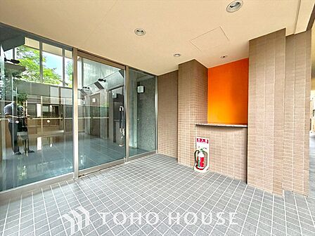 爽やかな採光がもたらす至福の時、しじまが流れる時間、鮮やかに移ろう街の情景、高く紺碧のと悠久を感じるネイチャー、この街ならではの美しい情景から新しい物語が始まります。