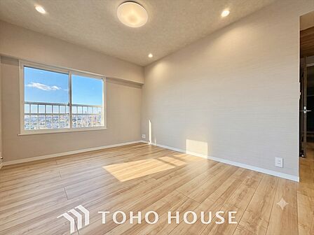 大きく開け放たれた壮大な景色。都内にいることを忘れさせてくれる自然豊かな分譲地。風がそよぎ、青空が歌い、太陽が微笑んでくれる幸せな住まい。