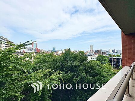 陽光に照らされるバルコニーを、爽やかな涼風が吹き抜けていく。心を開放してくれる眺望が今日もあなたを包み込む。