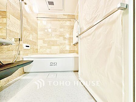【浴室】一日の疲れをゆっくり癒してくれる、落ち着いた浴室空間です。