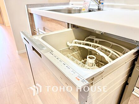 ◆キッチン◆美味しい料理を作りたくなるような気持にさせてくれる、腕を振るえる自慢のスペース。見上げると柔らかなダウンライトが包み込み、彩りを添えます。艶と光沢のある居心地の良いわが家のキッチン。