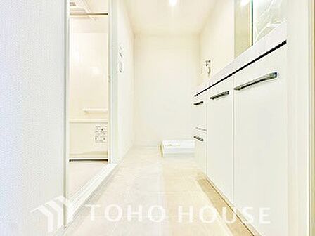 【洗面化粧台】朝の身支度もスムーズにこなせそうなスペースです。