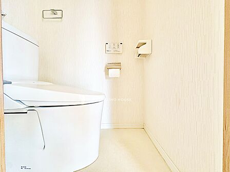 【トイレ】落ち着いた空間に仕上がっており快適にご使用できそうです。