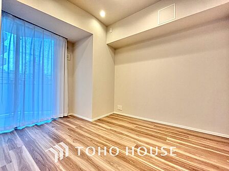 風の通り道。舞い込んでくる風が優しく躍り、室内に爽やかな空気を運んでくる。そこに季節の息吹を感じて、いまがどんな季節なのかを実感する。