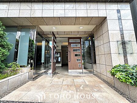 やわらかな陽射し、心地よい風、一歩外へ出て身体を伸ばす。どこまでも広がる青空の下、限りない開放感を味わえる空間です。