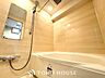浴室：【浴室】《一日の疲れを落としてくれる場所は、落ち着く場所でなければならない》　高級感溢れるカラーと大きさ・柔らかな曲線で構成された半身浴も楽しめるバスタブが心地よさをもたらします。