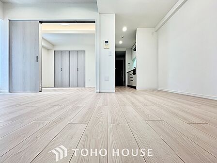 ここはみんなが集い、食事と楽しい会話が始まる場所。話に夢中になりすぎて、ついつい時を忘れ、夜半過ぎになってしまう。そんな束の間の幸せを感じさせてくれます。