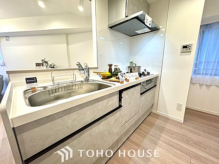 【Kitchen】美しく使いやすいキッチンは油汚れが簡単に拭き取れる素材で加工されており、浄水器シャワーから流す水の音を軽減する静かなシンクを採用。見えないところにさり気ない配慮が嬉しい