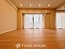 リビング/ダイニング：【LIVING】光が燦々と入り、いるだけで気持ちいい。「開放的でゆとりあるお部屋です。