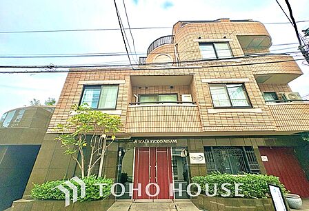 落ち着いた街並みに調和する上質な外観デザイン。