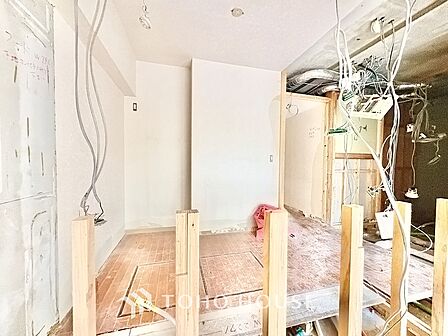 キッチンは家族の絆を育む大切な空間。シンプルで使い易いシステムキッチンで愉しく作る料理は愛情のある美味しいご馳走に。家族で使えるダイニングキッチンです。