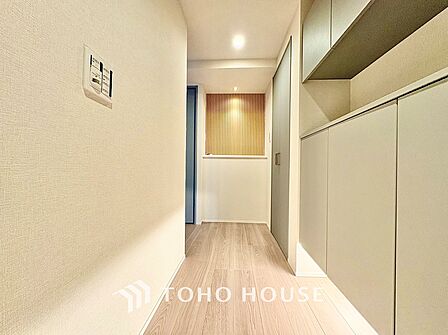玄関周りには豊富な収納を備え、いつでもすっきりとした空間をキープ。クランク状の廊下設計により、玄関を開けても室内に視線が届かずプライバシーを守ります。来客時にも安心の配慮が行き届いた設計です。